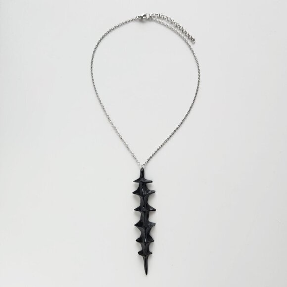 Gothic unique black spiky vertebrae necklace with a small silver chain - Picture 6 of 8